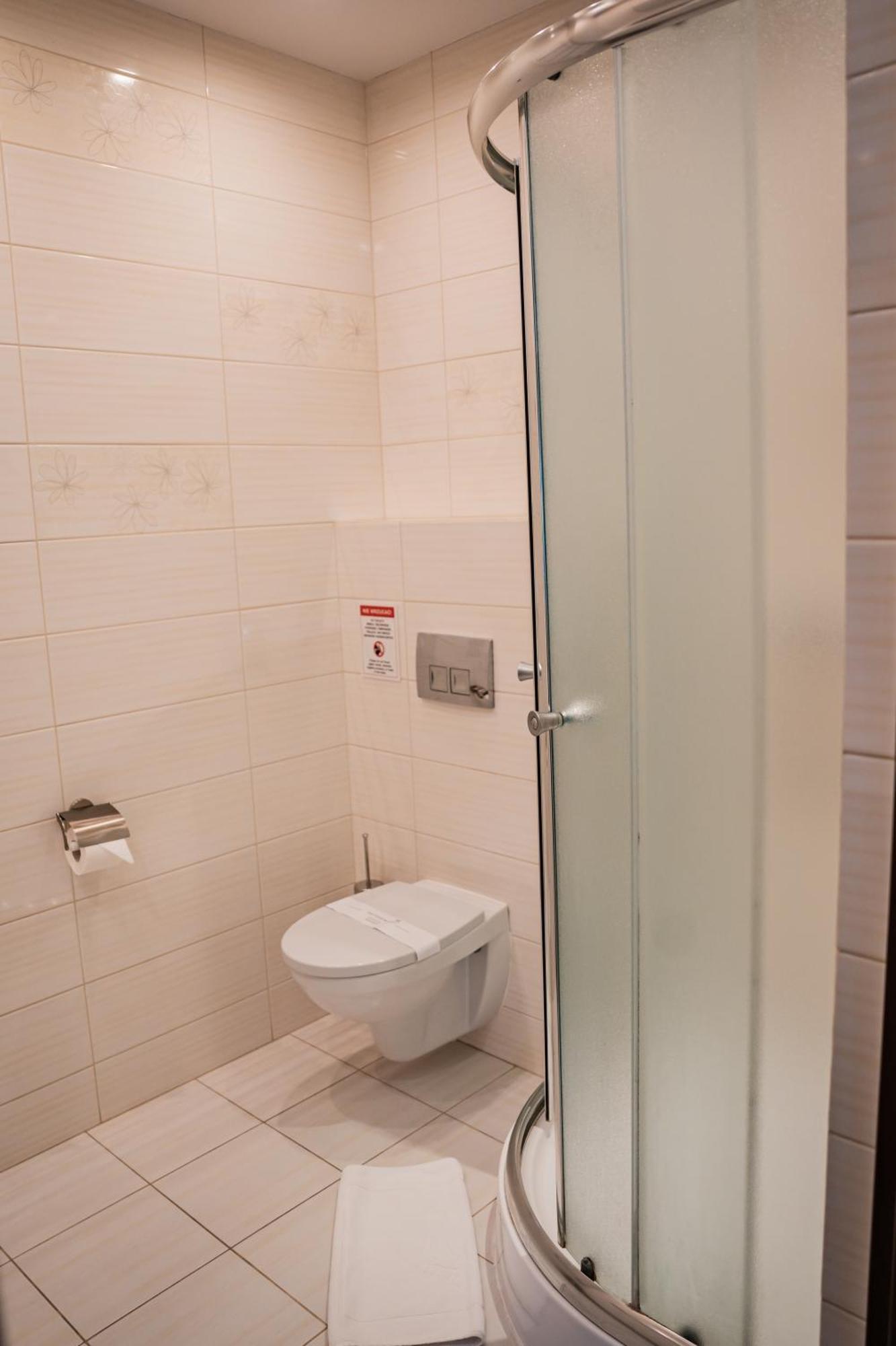 Hotel Przy Dworze Лесьна-Подляска Экстерьер фото