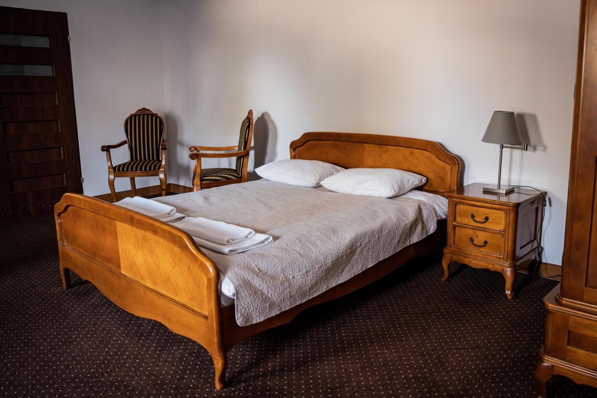 Hotel Przy Dworze Лесьна-Подляска Экстерьер фото
